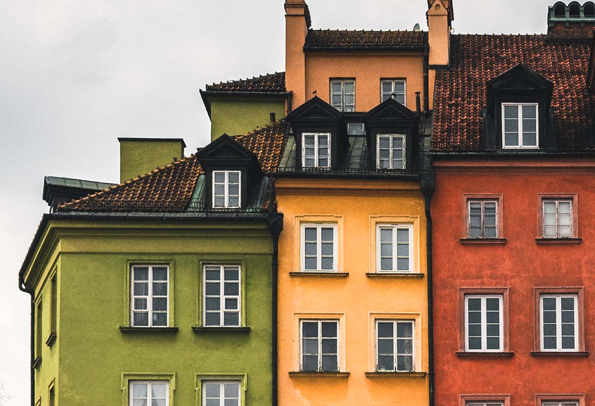 Tre byggnader på skalan grönt, gult och rött