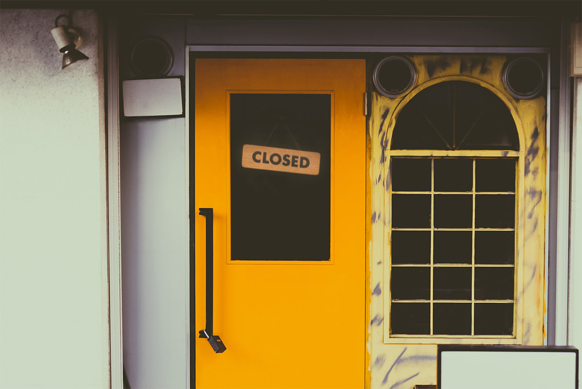 En dörr med en skylt där det står "closed"