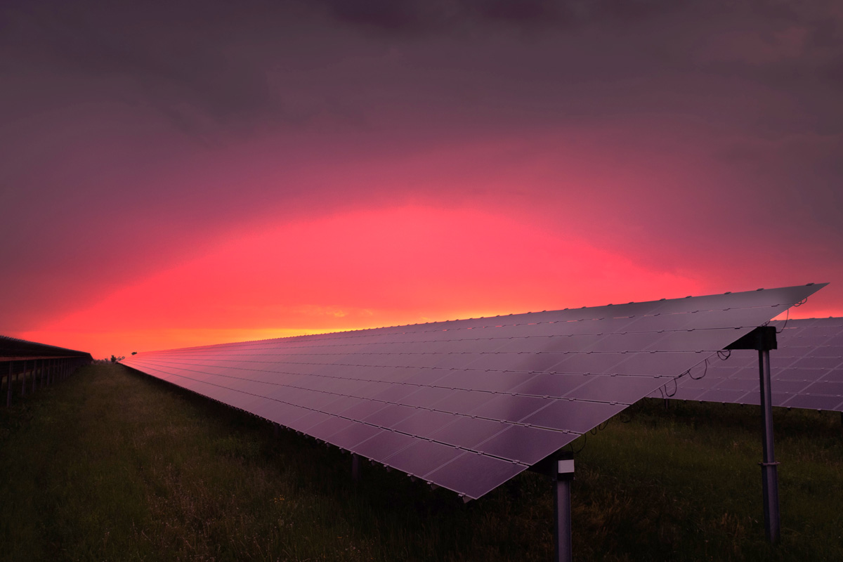 Solceller i solnedgång