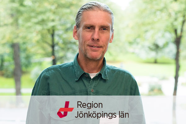 Profilbild på Sten Eliasson med Region Jönköpings län logga i förgrunden